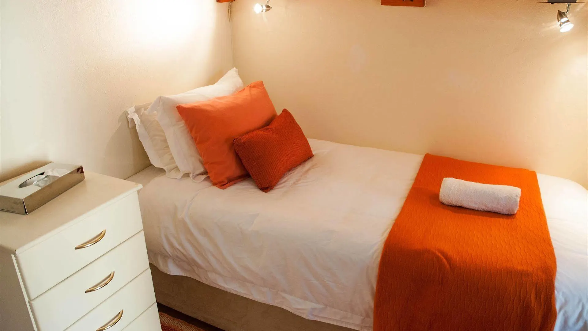 Hostel A Sunflower Stop Backpackers Cape Town